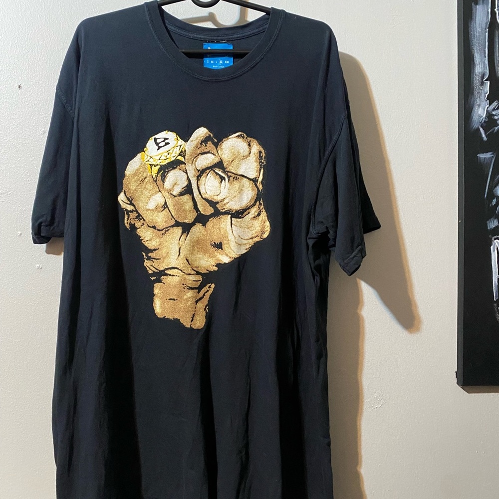 Barriers NY fist Tee Black